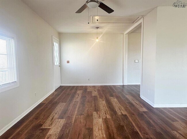 Foto del edificio - 3016 Stearns Ave