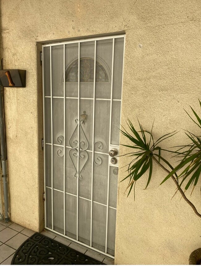 Foto del edificio - 2561 E Colorado Blvd