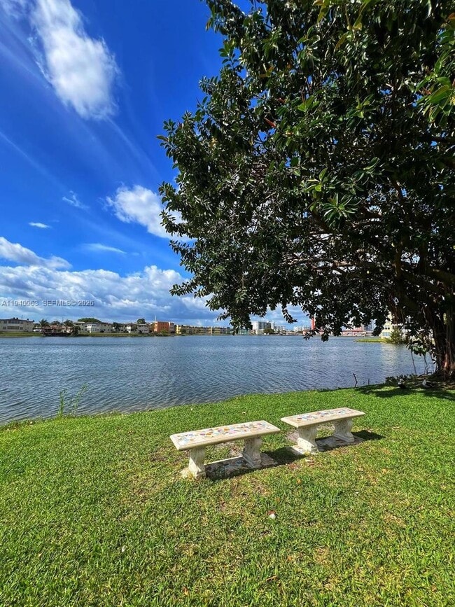 Foto del edificio - 1670 NE 191st St