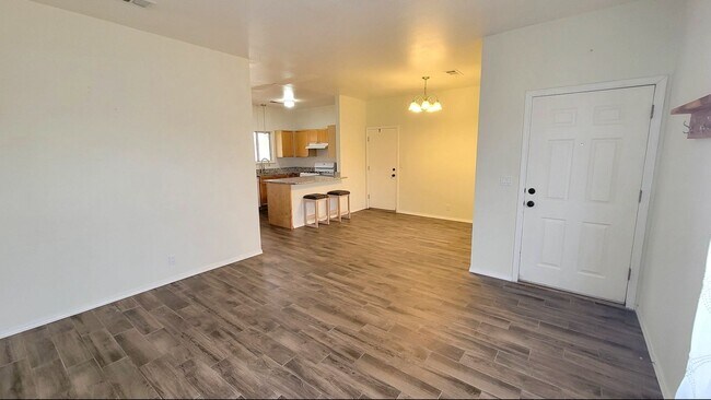 Foto del edificio - Great Near North Valley Home! No carpet! O...