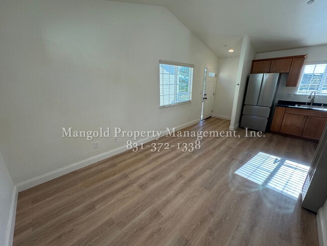 Building Photo - Beautiful 1-Bed 1-Bath Above Garage Apartm...