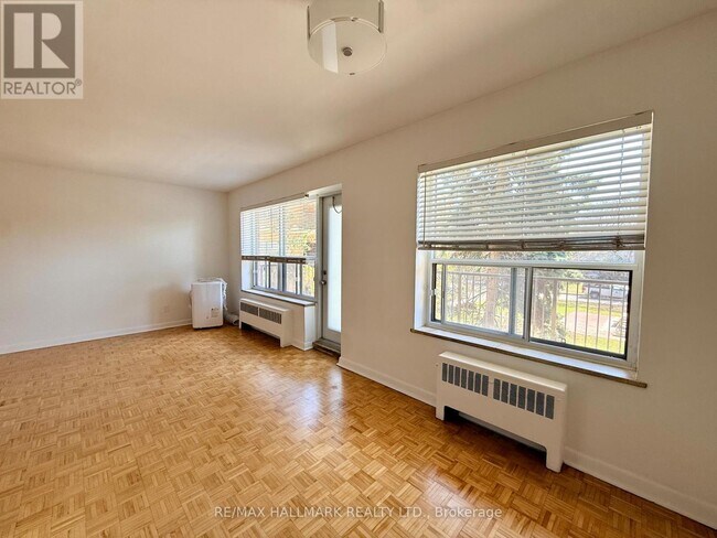 Photo du bâtiment - 30 Upper Canada Dr