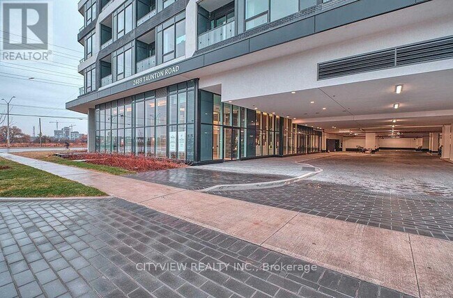 Photo du bâtiment - 2489 Taunton Rd