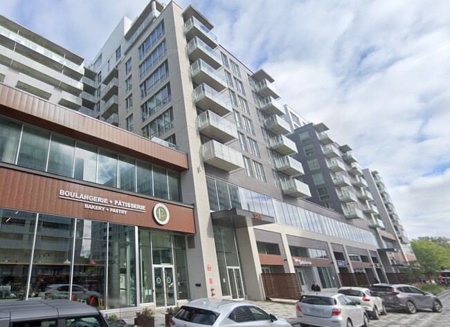 Building Photo - 5265 Av De Courtrai