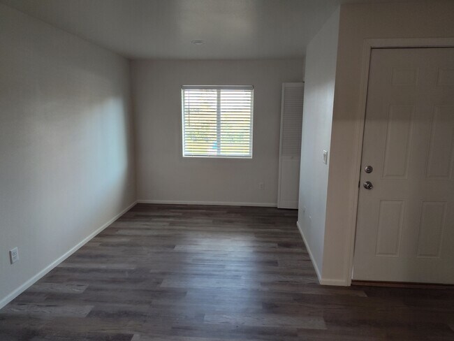 Edición de bordes empresariales de imágenes de aviones - 3039 SE Dune Ave