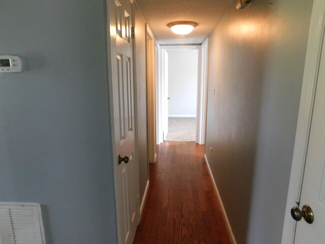 Building Photo - Quaint Family Home