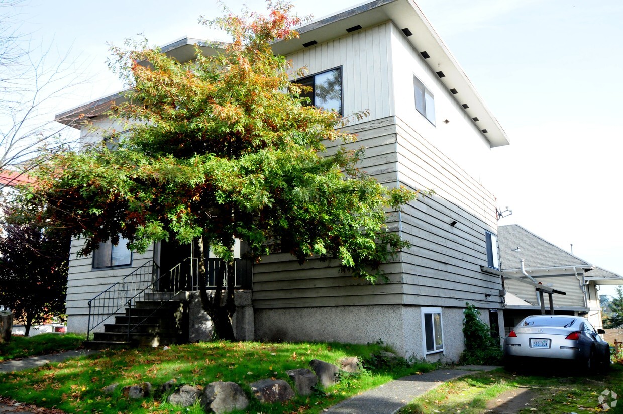 Building Photo - 220 10th Ave
