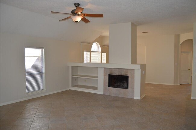 Foto del edificio - 19303 Pinewood Bluff Ln