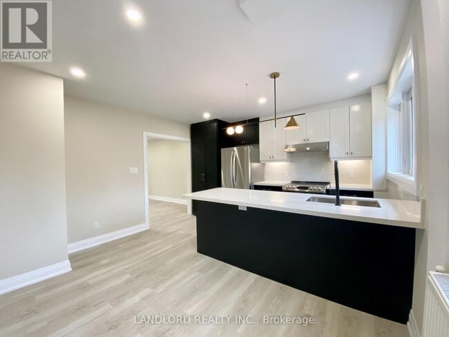 Building Photo - 2520 Bloor St W