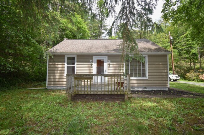 Foto del edificio - Two Bedroom Home with Driveway & more!