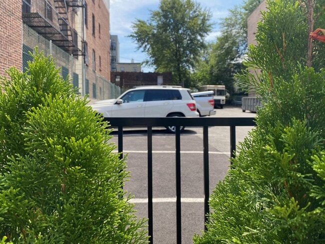 Parking - 2040 Kennedy