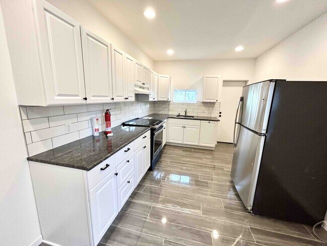 Building Photo - Poplar 3 Bedroom