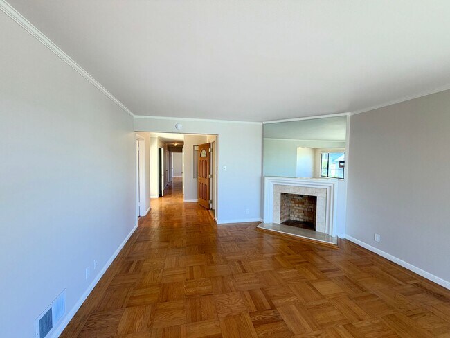 Foto del edificio - UPDATED HUGE SUNNY 2250sf 3BR+Den/1+2Half BA 2250sf Sunset/UCSF Home VIEWS AVAILABLE NOW