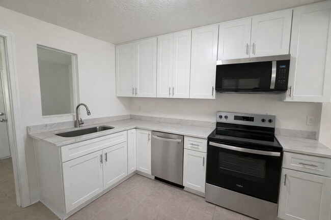 Foto del edificio - Fully Renovated 2BR with Large Backyard