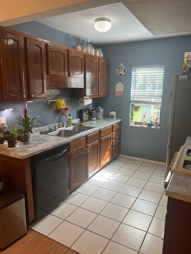 Building Photo - 3 Bedroom 2 Bath Townhome backing up to Ir...