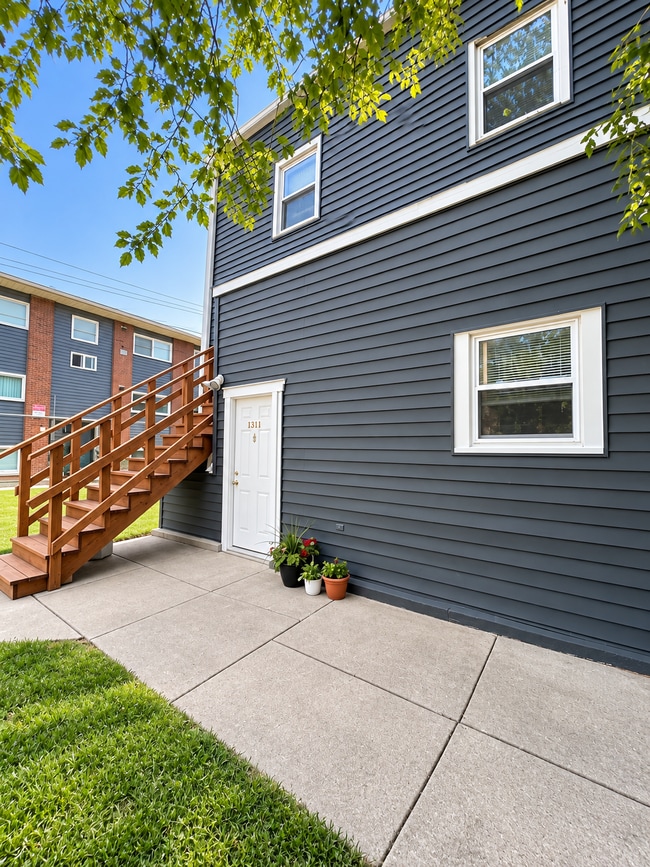 Building Photo - 1311 E Columbus Dr