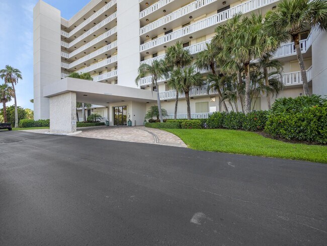 Building Photo - 5061 N Hwy A1A