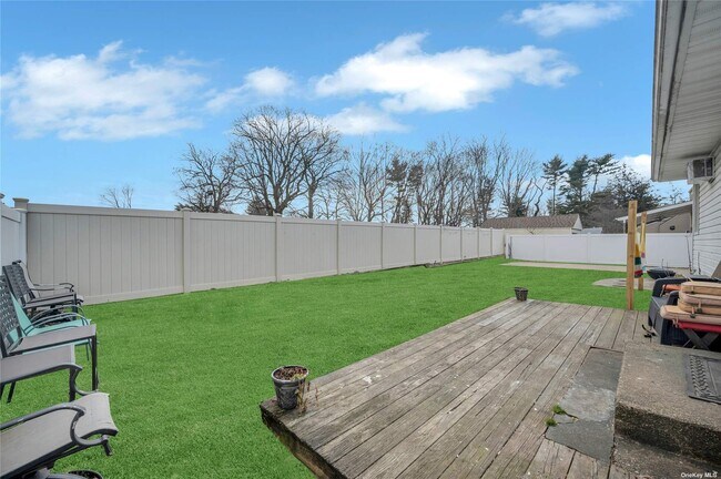 Foto del edificio - 337 W Old Country Rd