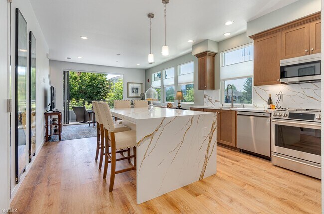 Foto del edificio - 2 br, 2.5 bath Condo - 1655 2nd Street 202
