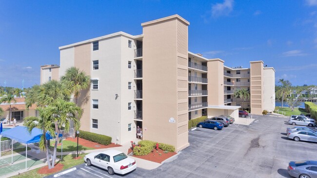 Building Photo - 740 E Ocean Ave