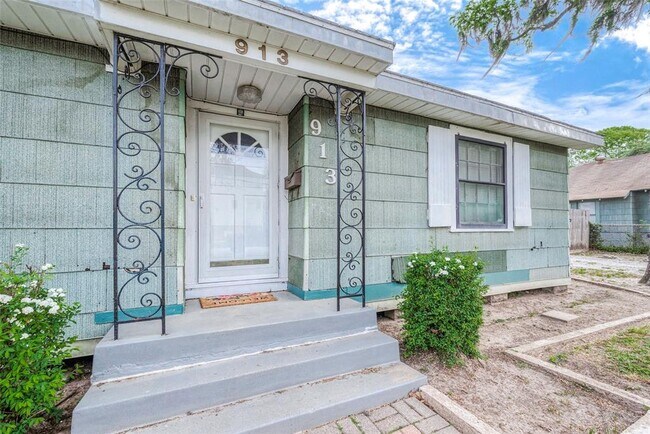 Building Photo - 913 W 18th St
