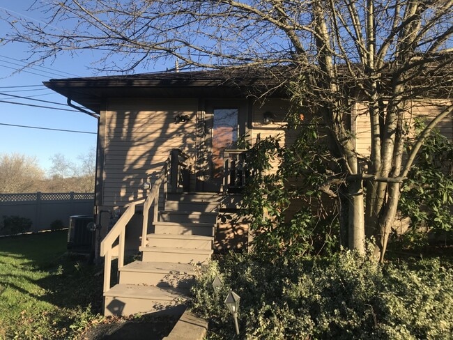 Building Photo - 100 Farm Ln