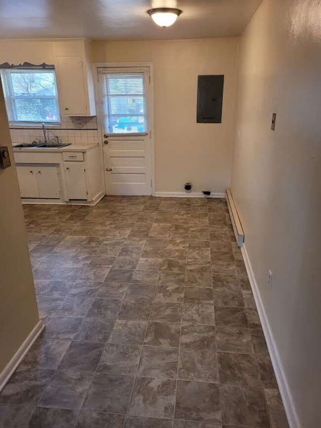 Building Photo - Colonial Heights