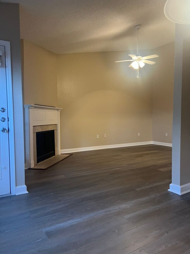Building Photo - 2/2 first floor unit in Village Townhomes ...
