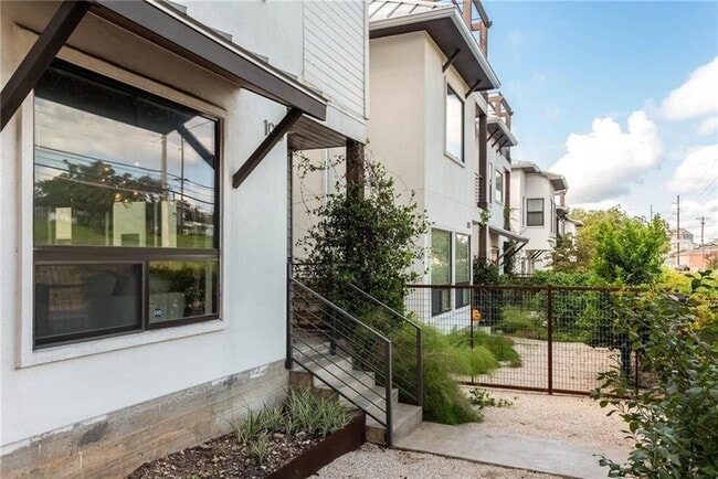 Building Photo - 1015 E 12th St