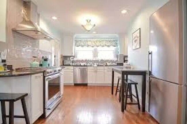 Building Photo - High-End Finishes. The Unit is in a Good c...