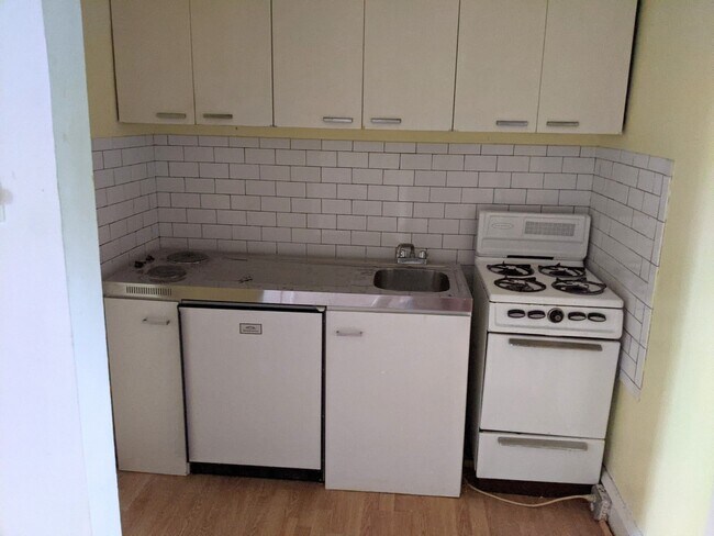 Kitchen - 833 Hamlin St