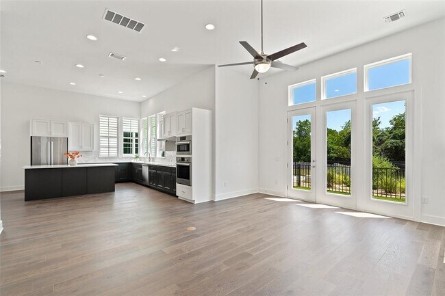 Foto del edificio - 4503 Grassland Dr