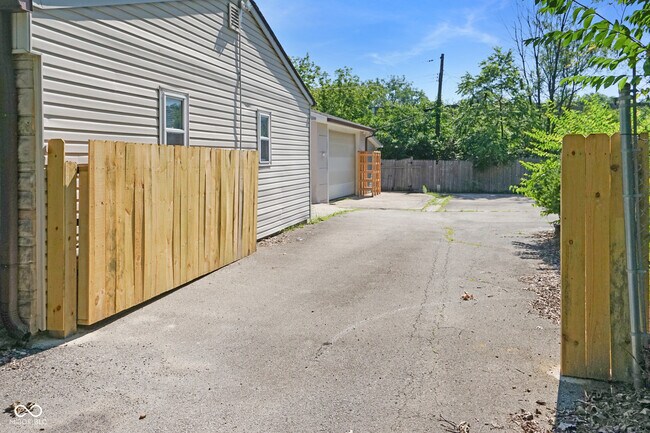 Building Photo - 3375 Payton Ave