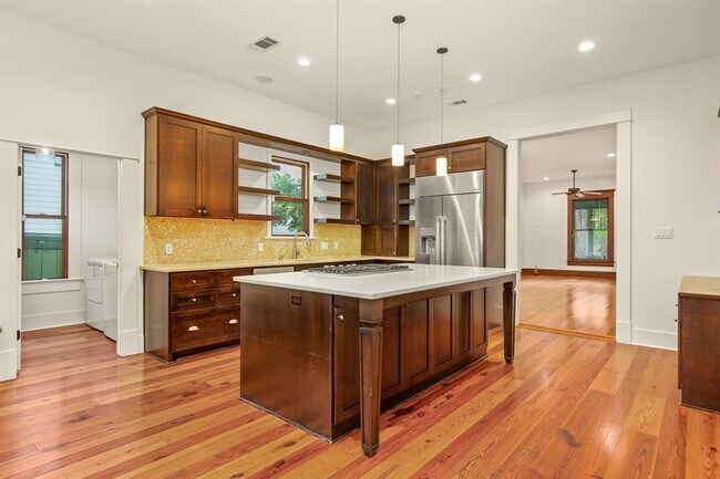 Foto del edificio - 205 E Milton St