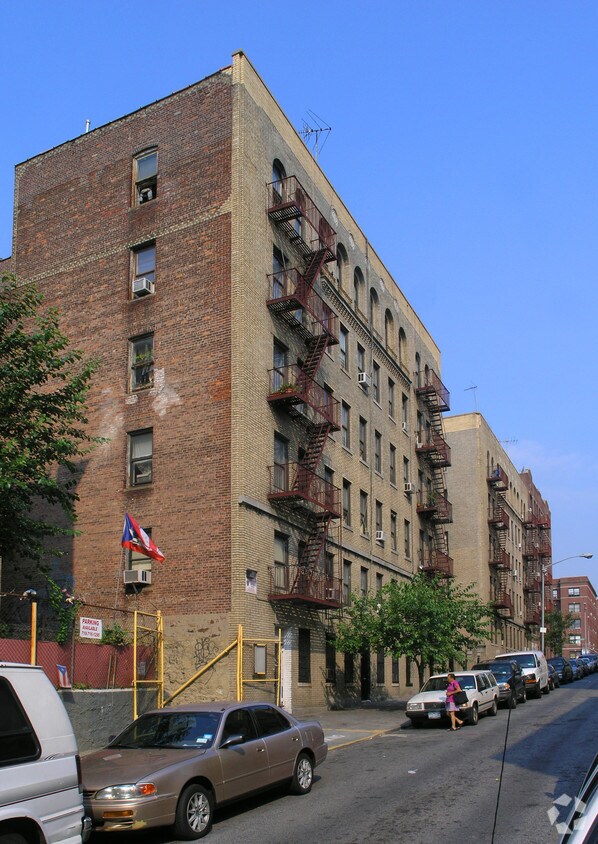 Primary Photo - 220 E 197th St