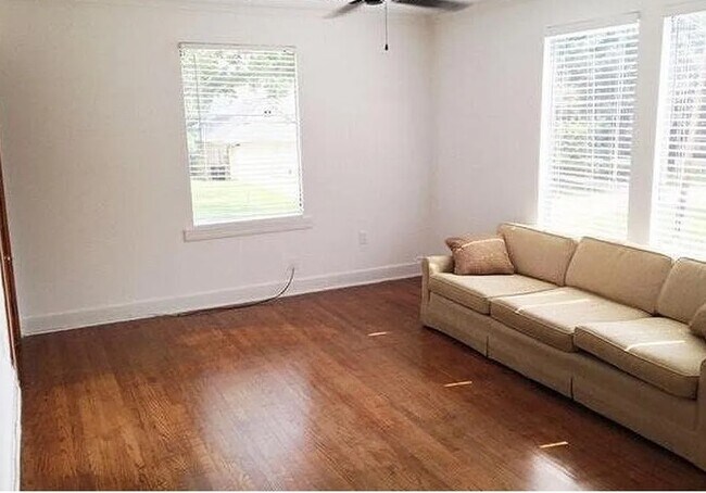 Foto del edificio - 3012 Hundred Oaks Ave