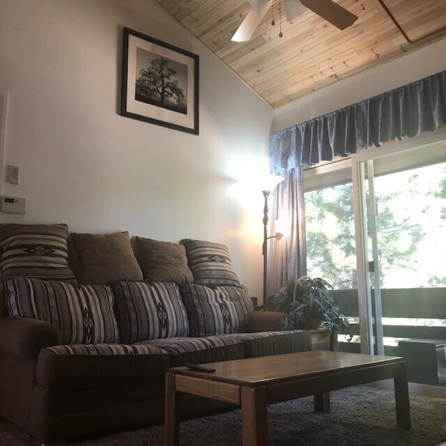 Foto del edificio - 134 Laurel Mountain Rd