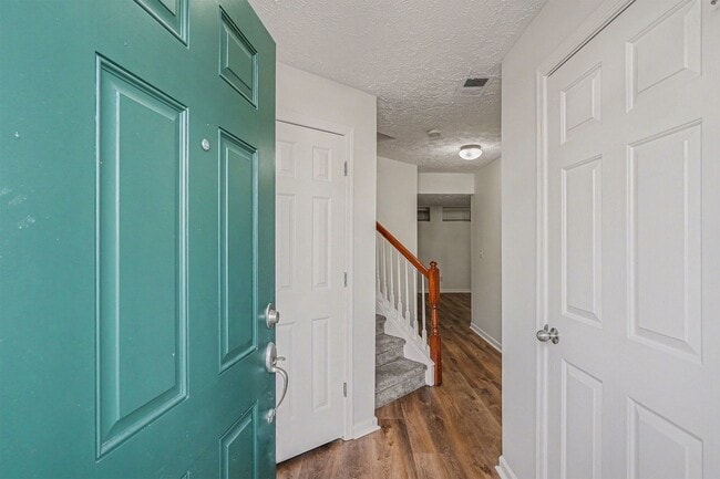 Building Photo - Wonderful 3 Bedroom 2.5 Bath Townhouse in West Park!