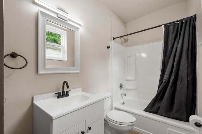 Foto del edificio - Stunning 2 Bedroom home in McKees Rocks available July 1!