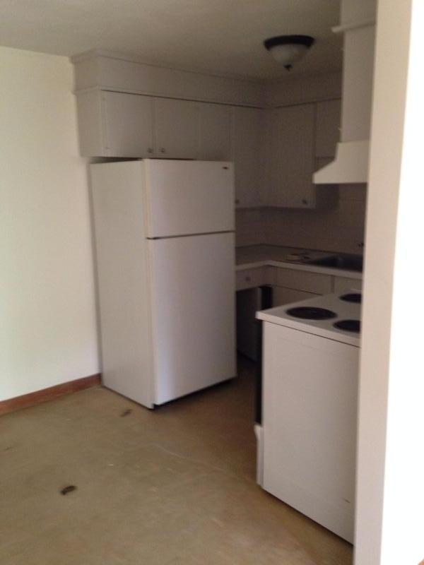 Building Photo - TWO BEDROOM - CLOSE TO HIGHWAY /SHOPPING