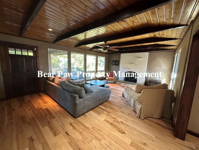 Foto del edificio - Splendid 4 Bedroom in Morrison Proper!