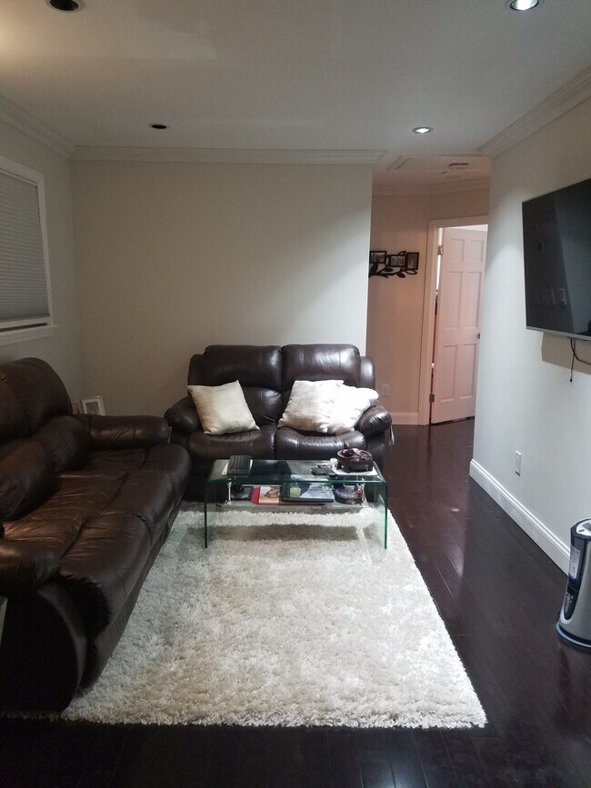 Living rm - 5858 198th St