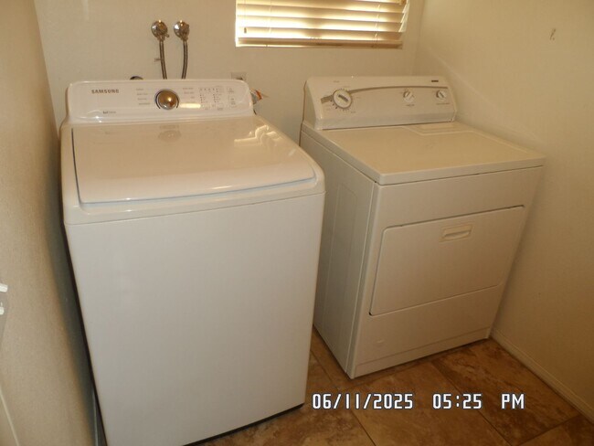 Foto del edificio - 3 Bedrooms, Den, 2 Bathrooms, 3 Car Garage...