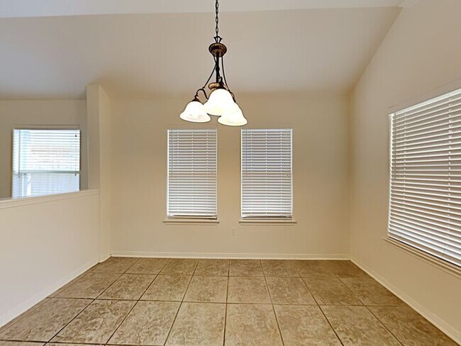 Building Photo - $1,000 off first month. Pre-lease special....