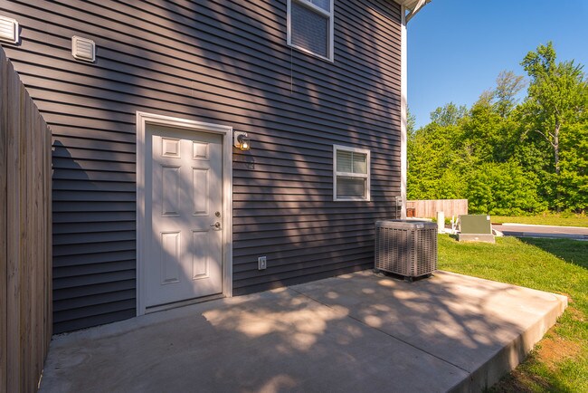 Building Photo - 2205 Crossfield Dr