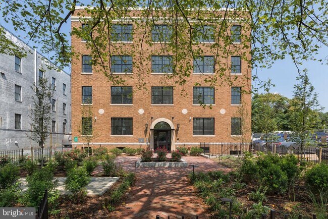 Building Photo - 816 Potomac Ave SE