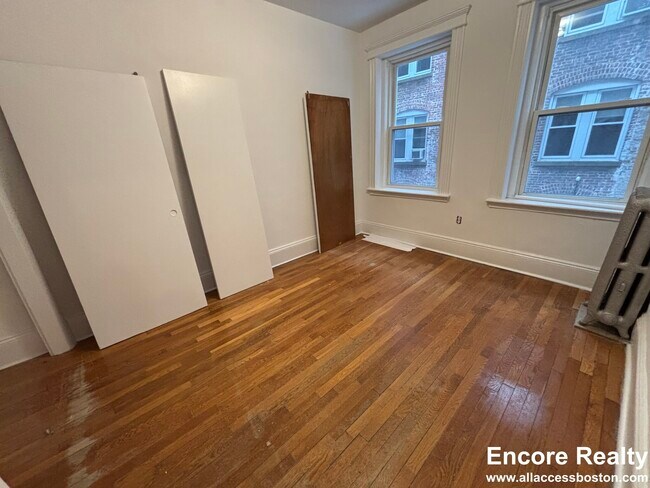 Building Photo - 122 Warren St