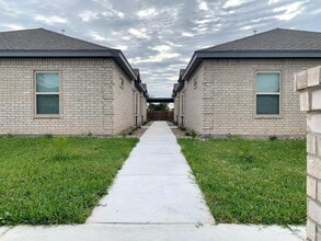 Building Photo - 10 Bahamas Dr
