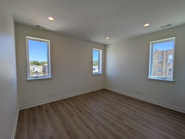 Building Photo - 4740 W Addison St