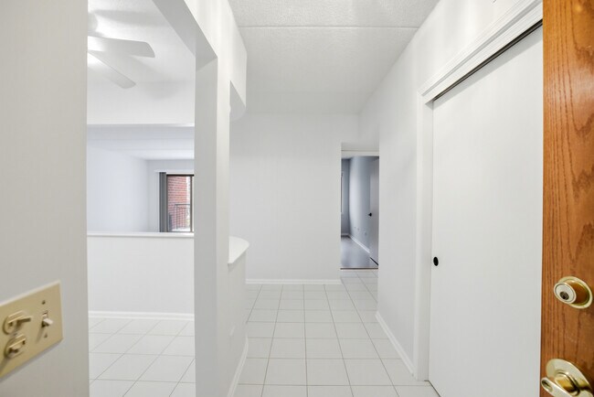 Foto del edificio - 650 S River Rd